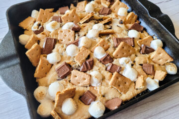 Hershey's Smores Skillet is an ooey gooey dessert delight!